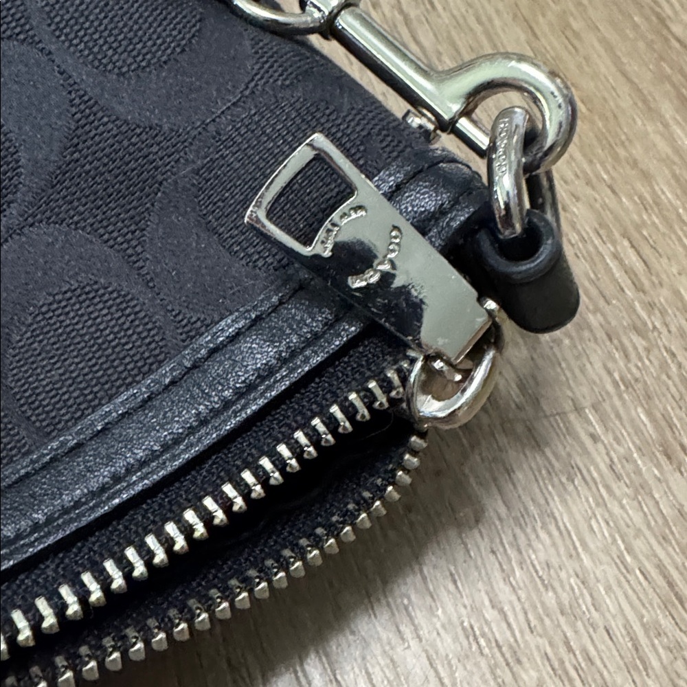 Coach Black Signature purse in good condition - Picture 7 of 8